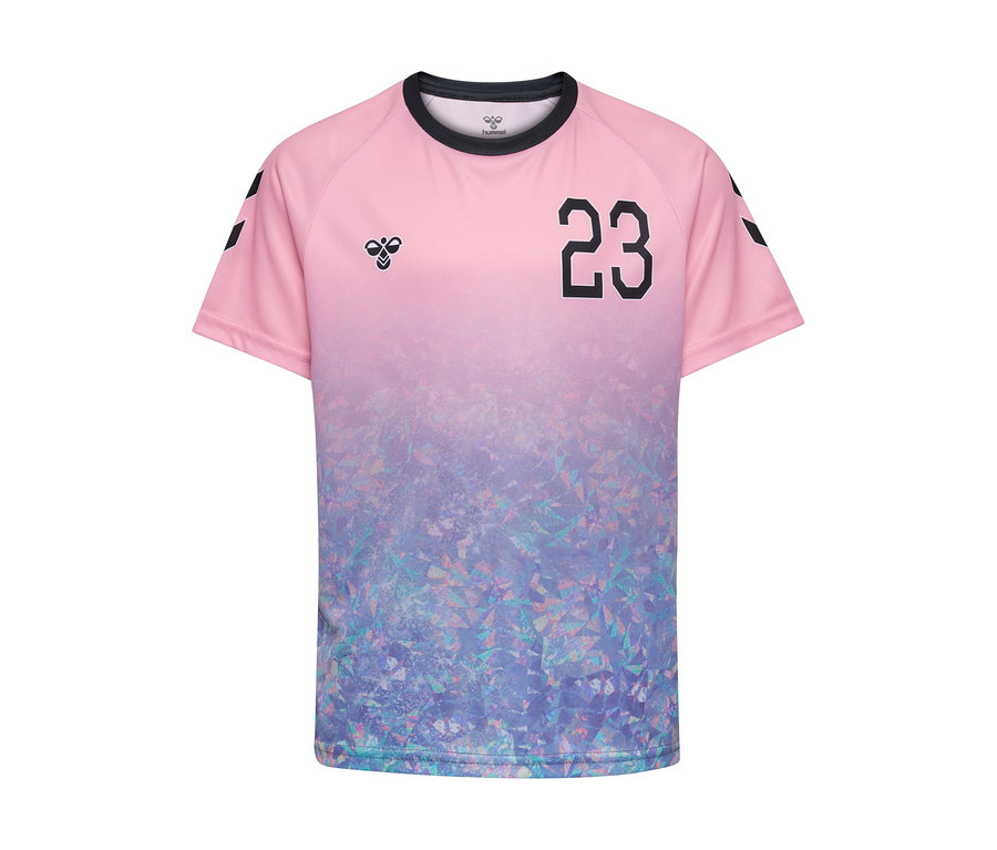 Różowo-fioletowa koszulka hummel® HMLJR Shimmer T-Shirt S/S z geometrycznym wzorem. Góra jest różowa, przechodząca w mieniący się fioletowo-niebieski wzór. Posiada czarny kołnierz, logo Hummel i numer 23 z przodu.