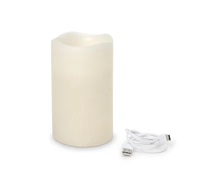 Biała cylindryczna świeca i kabel USB do ładowania na białym tle.