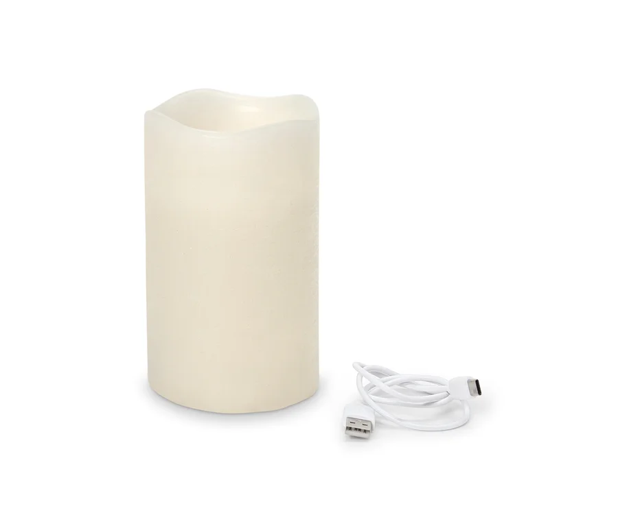 Biała cylindryczna świeca i kabel USB do ładowania na białym tle.