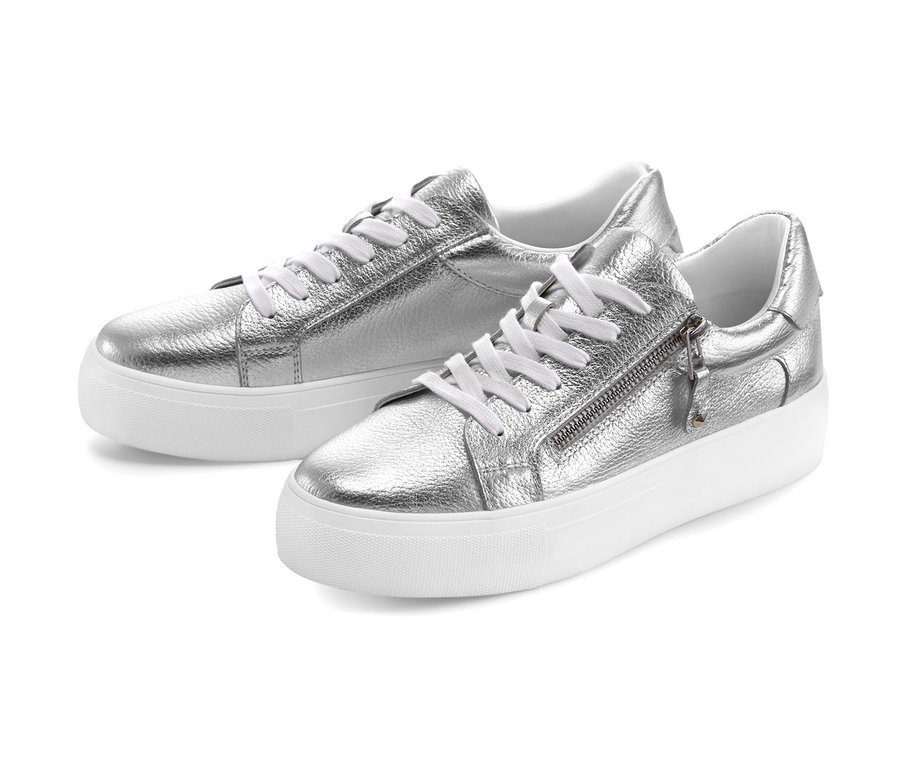 Dwa damskie sneakersy skórzane na platformie, w kolorze srebrnym metalicznym, z białymi podeszwami.