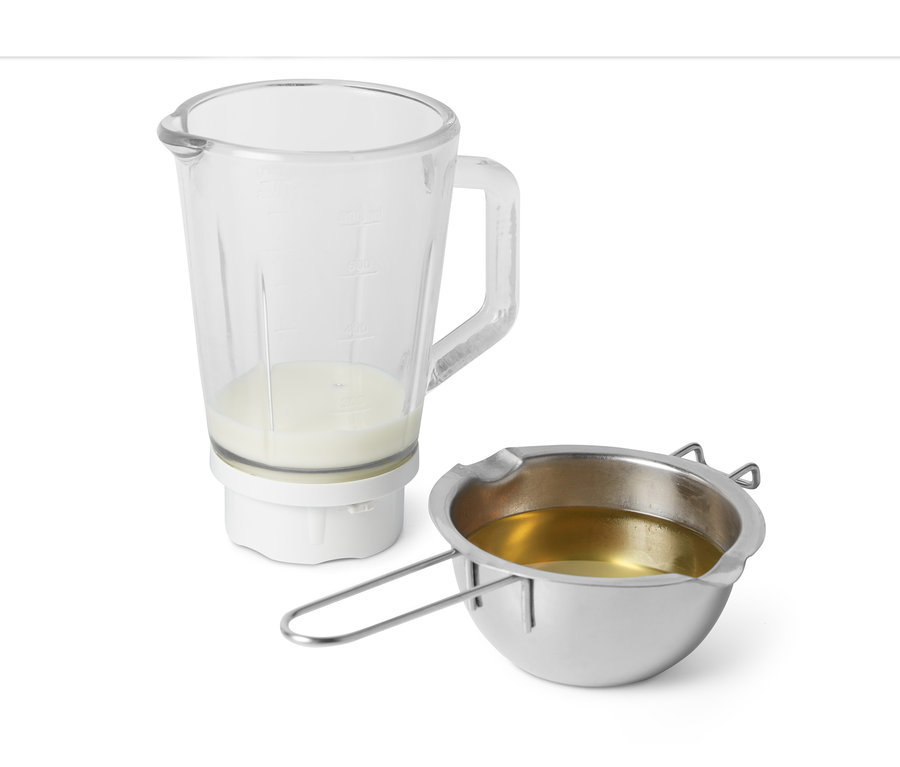 Szklany blender z mlekiem roślinnym i miska ze stali nierdzewnej z olejem do zestawu »Zrób to sam« do masła roślinnego.