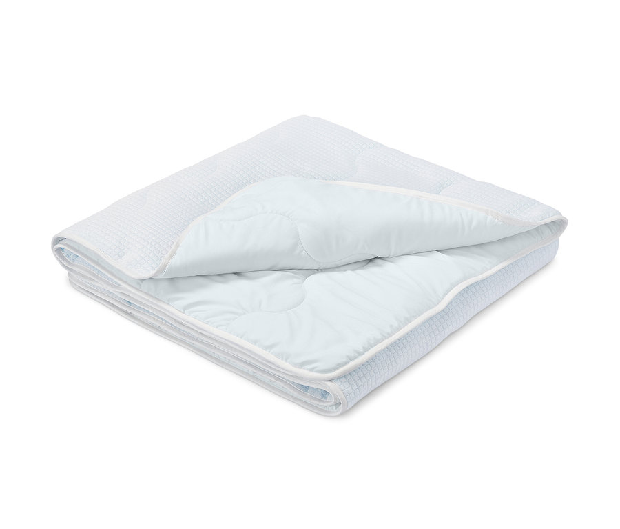 Złożona, jasnoniebieska kołdra chłodząca z jasnym brzegiem.