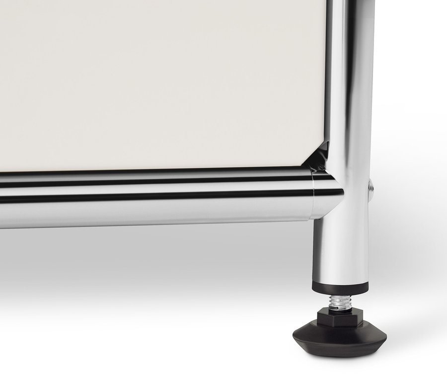 Fragment białej, metalowej komody »CN3« z 6 komorami z klapami.