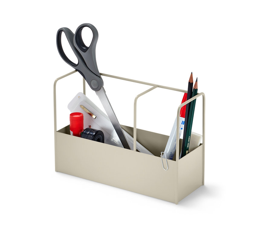 Beżowy stojak na przybory z nożyczkami, ołówkami i artykułami biurowymi.