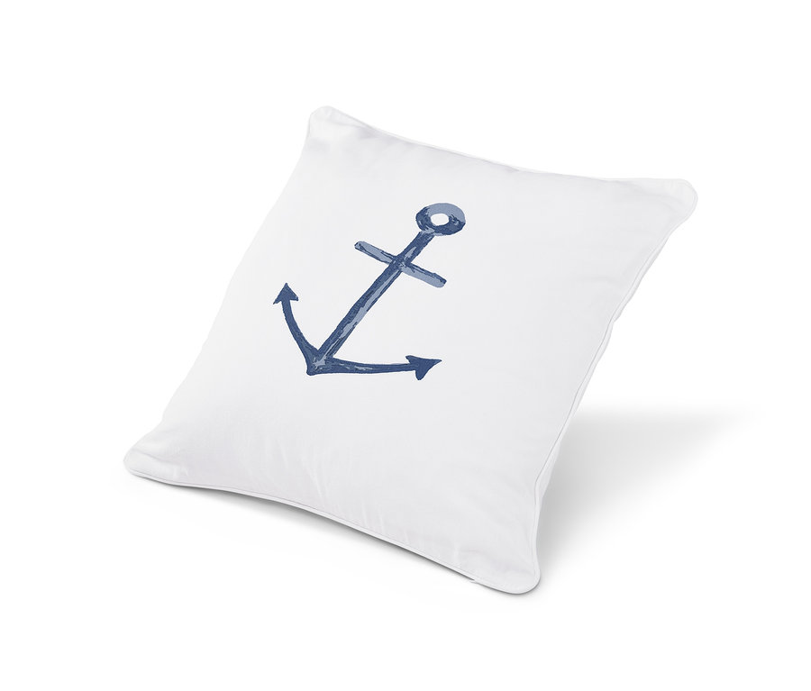 Biała dekoracyjna poszewka na poduszkę z niebieskim rysunkiem kotwicy.
