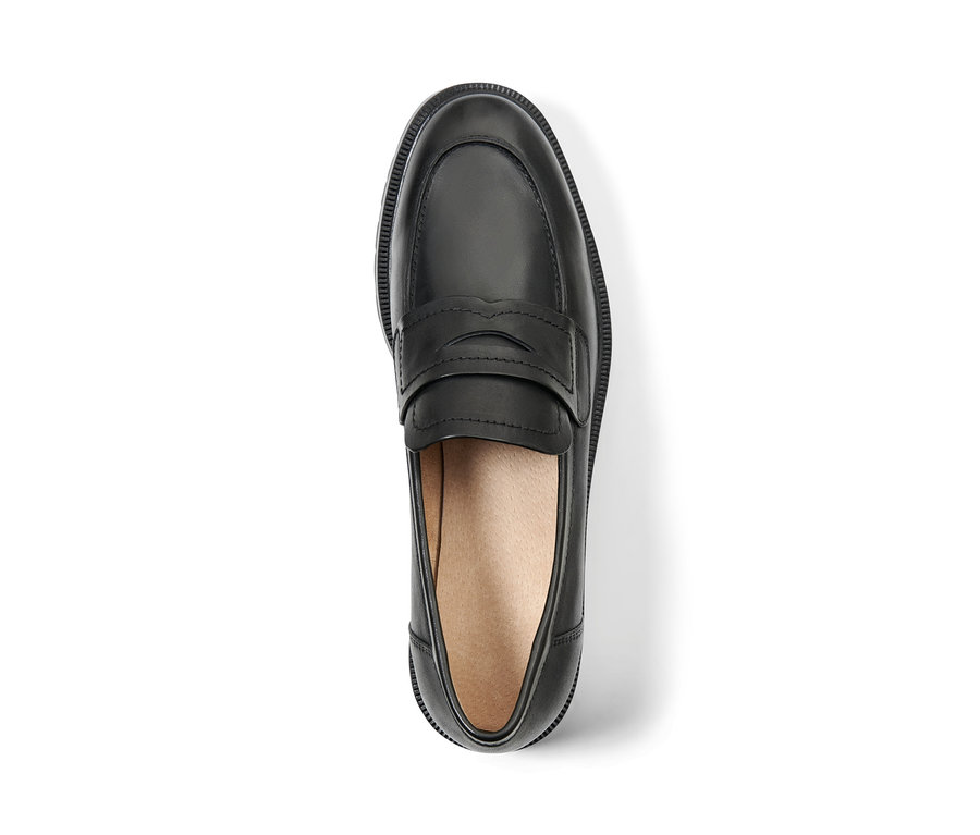 Czarne skórzane loafersy na białym tle.