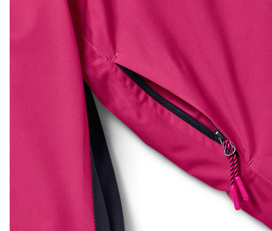 Zbliżenie na kurtkę narciarską z kieszenią na zamek.