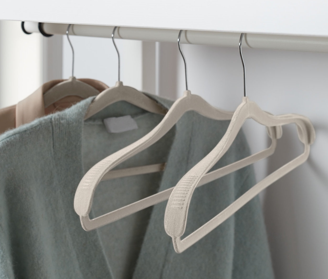 Dwa swetry wiszą na Wieszaki na ubrania z pogrubioną okolicą ramion, 4 sztuki.