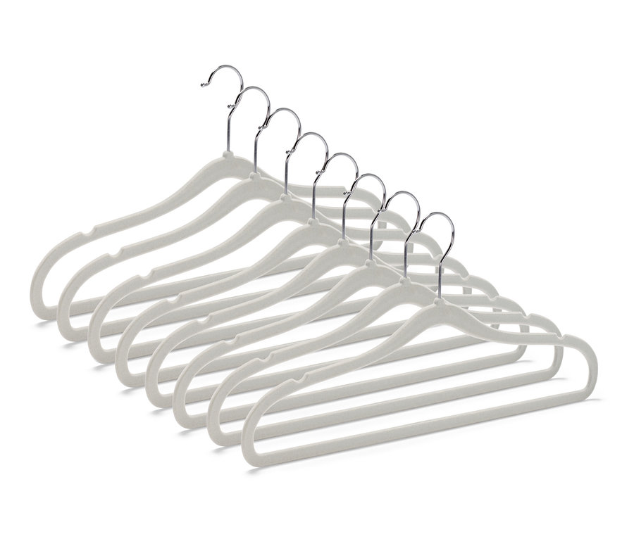 Osiem wyjątkowo wąskich wieszaków na ubrania w kolorze szarym z metalowymi haczykami.
