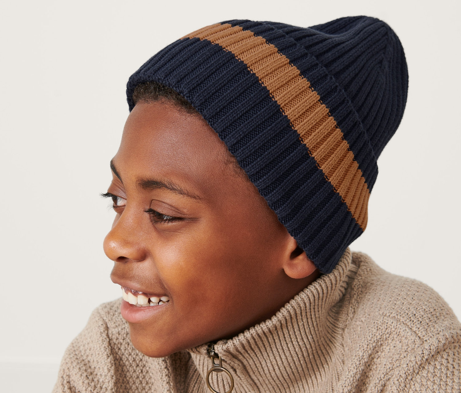 Chłopiec ma na sobie czapkę z dzianiny.