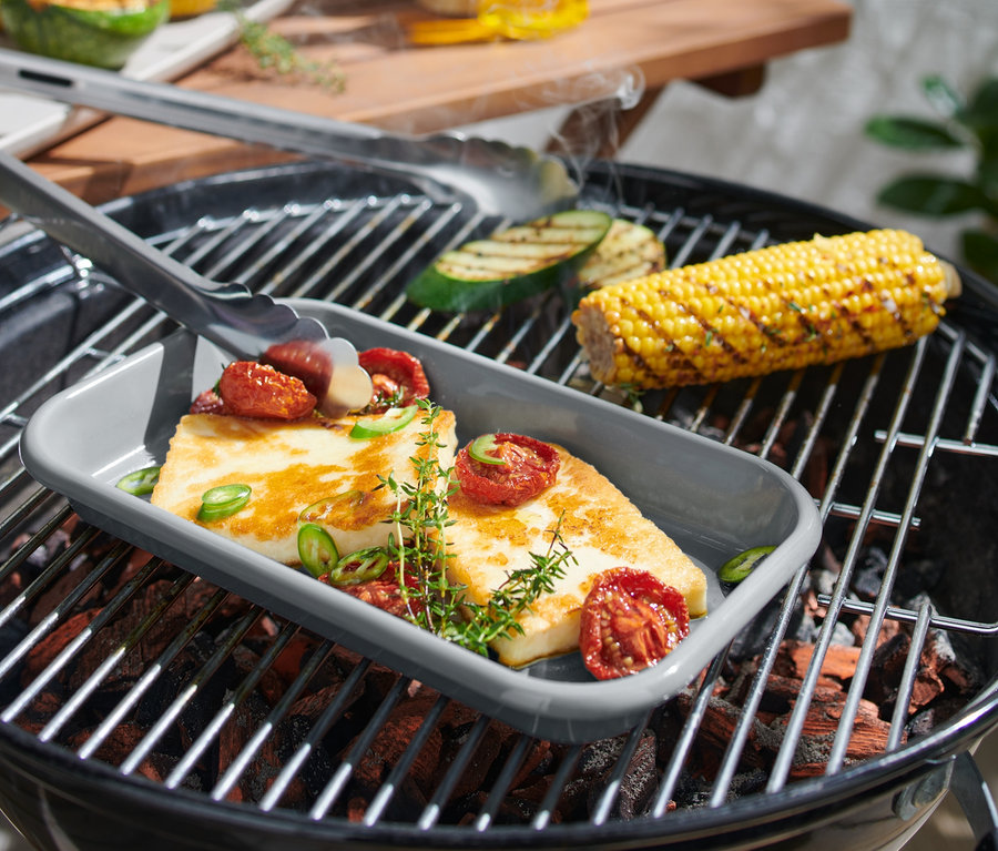 Grill z kukurydzą i grillowanym serem halloumi w naczyniu emaliowanym.
