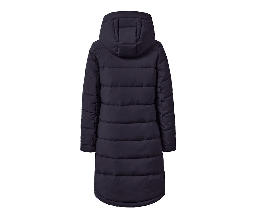 Niebieski pikowany płaszcz widziany od tyłu.