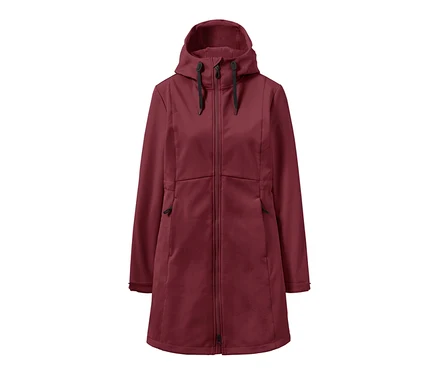Bordowy płaszcz softshell z kapturem.