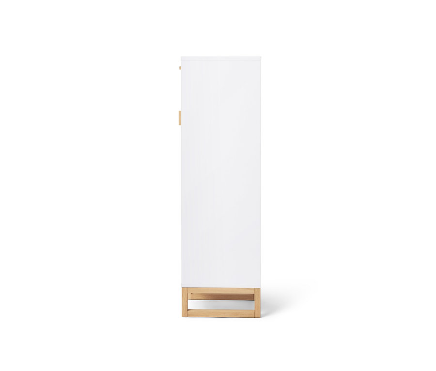 Wąska szafka łazienkowa w kolorze białym.
