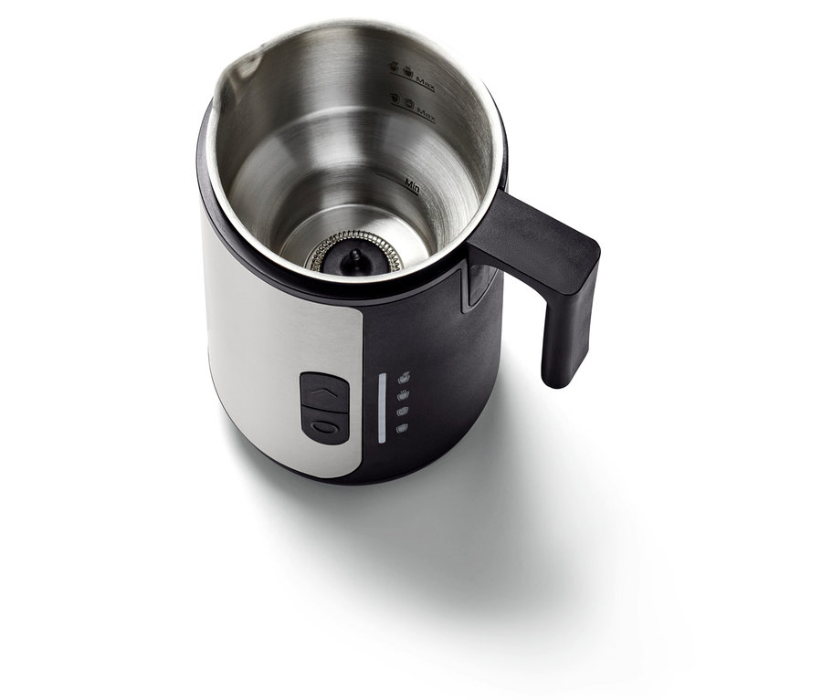 Szczegół spieniacza do mleka z uchwytem, pokazujący wnętrze pojemnika ze stali nierdzewnej.