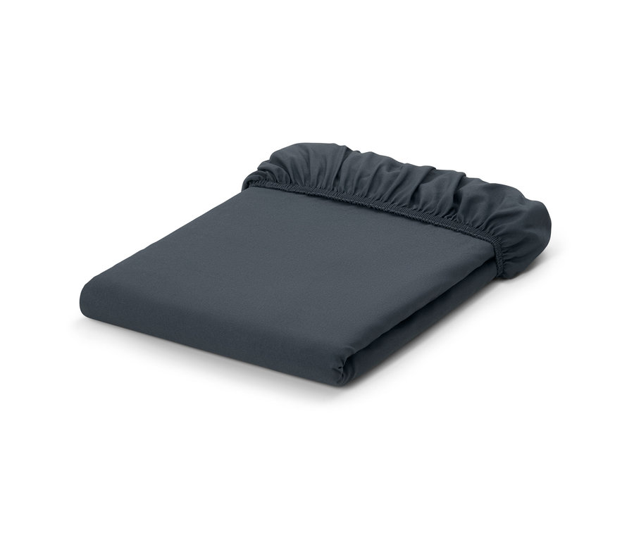 Złożone, szare prześcieradło z mikrowłókna z gumką.