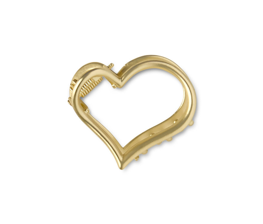 Złota spinka do włosów w kształcie serca na białym tle.