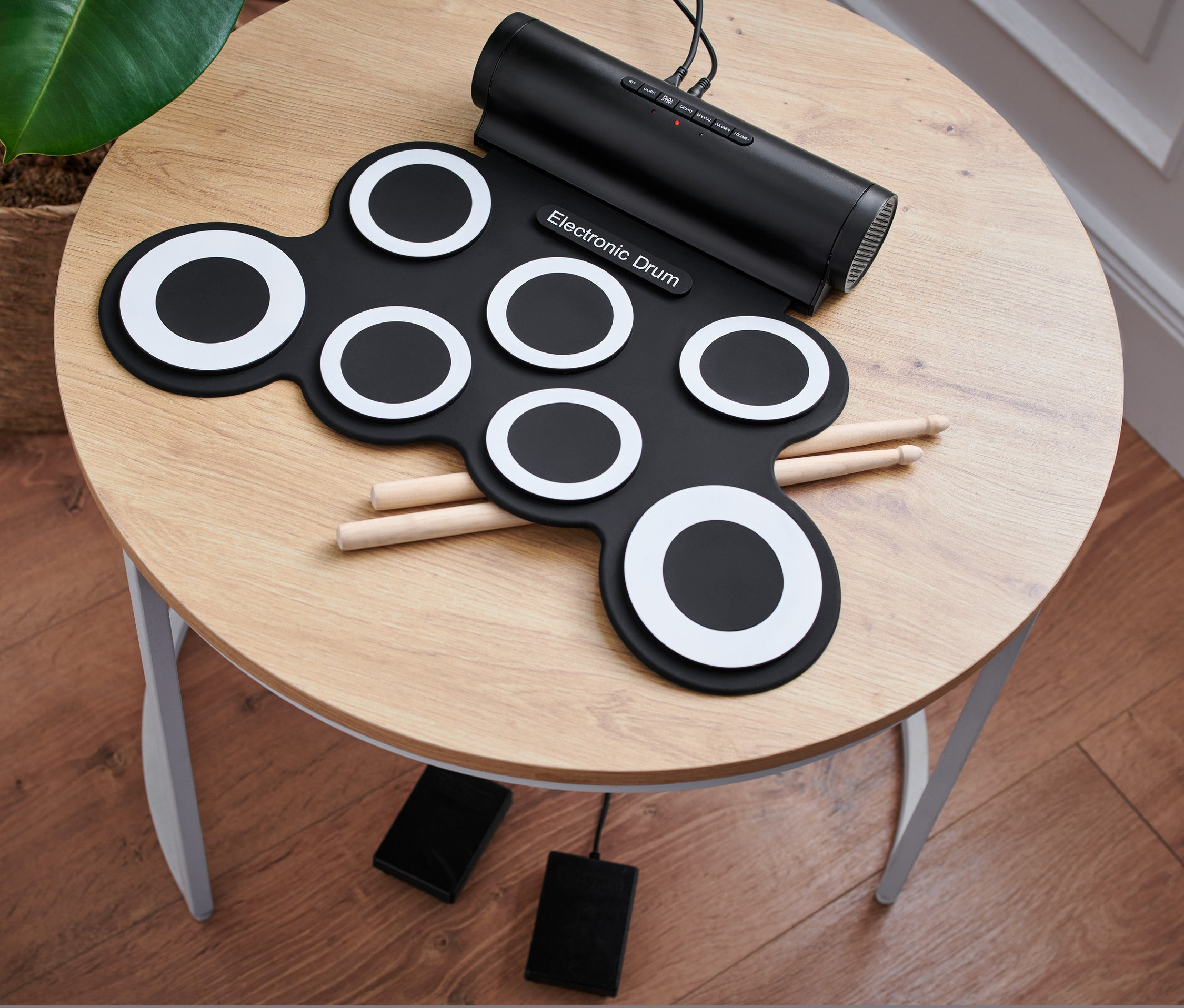 Elektroniczna perkusja na stole.