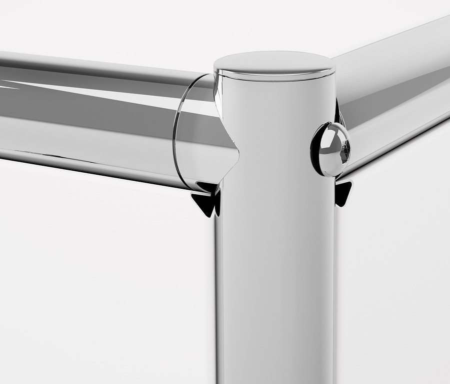 Szczegół rogu białego metalowego regału CN3 z rurkową konstrukcją.