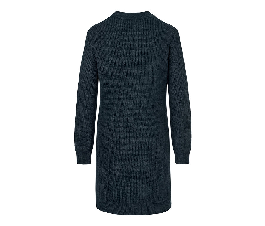 Widok z tyłu sukienki z dzianiny z warkoczowym wzorem.