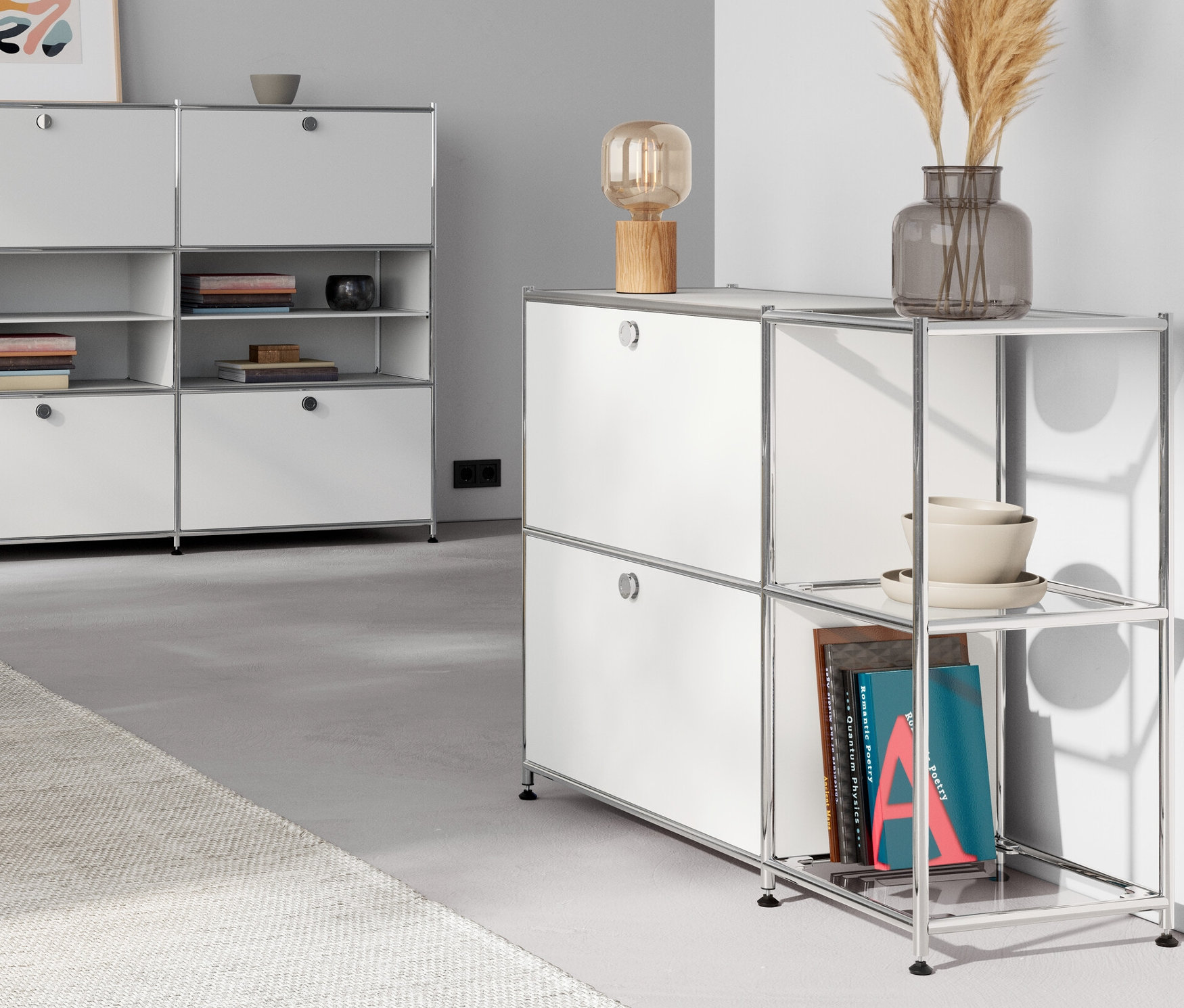 Pokój dzienny z drewnianą lampą stołową na komodzie metalowej »CN3« z 4 przegródkami z klapami, biała. Żółty metalowy stolik »CN3« z przegródką z klapą.