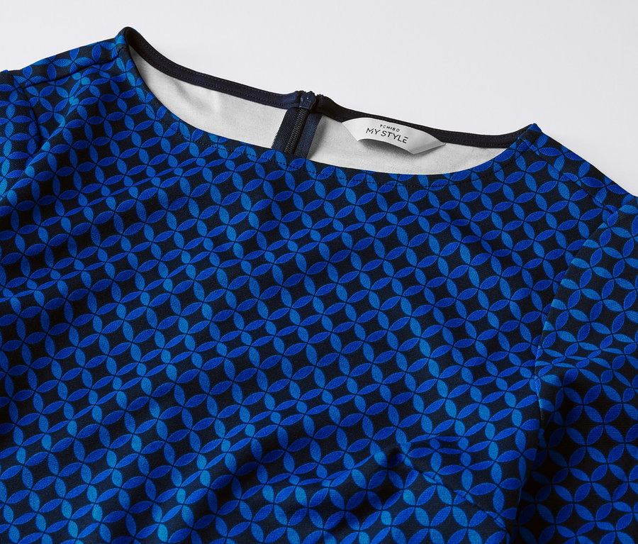 Detal wzorzystej sukienki dżersejowej.