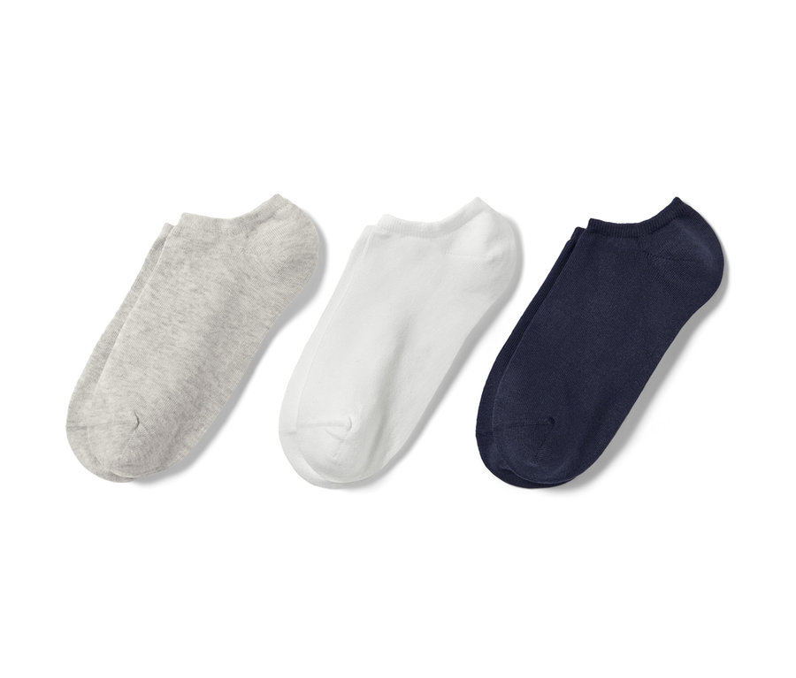 Trzy pary skarpetek stopek: szare, białe i granatowe.