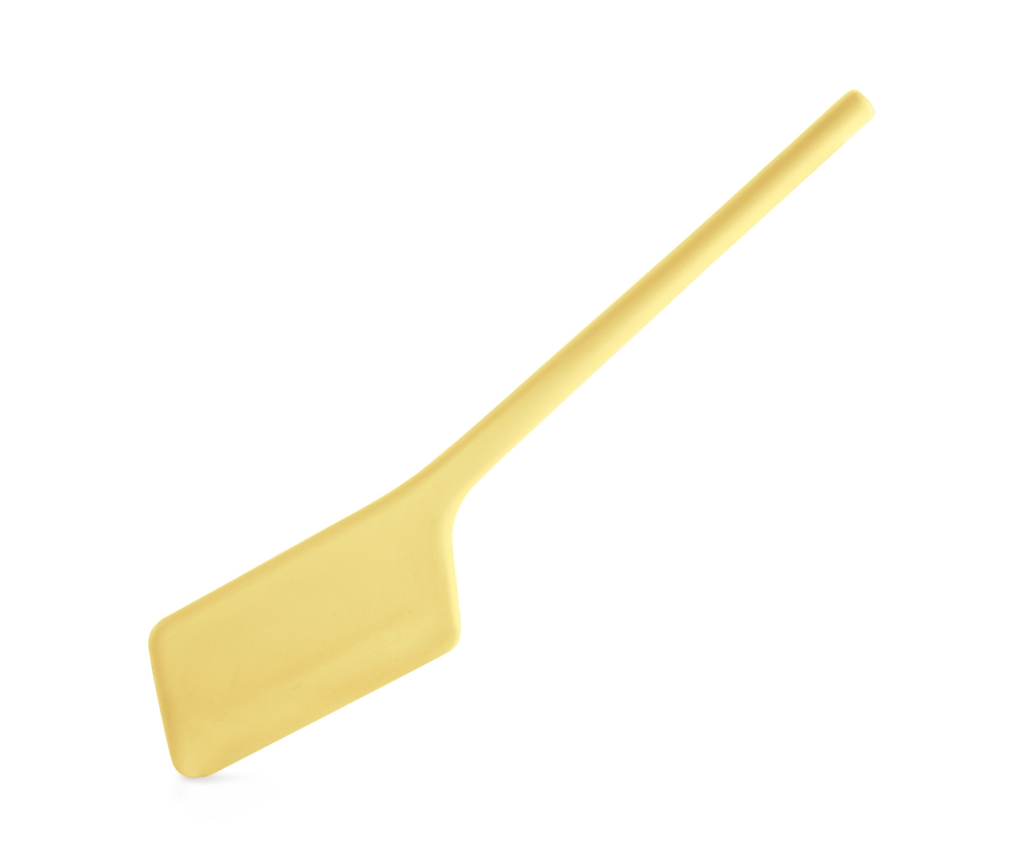 Żółta łopatka do obracania naleśników na białym tle.