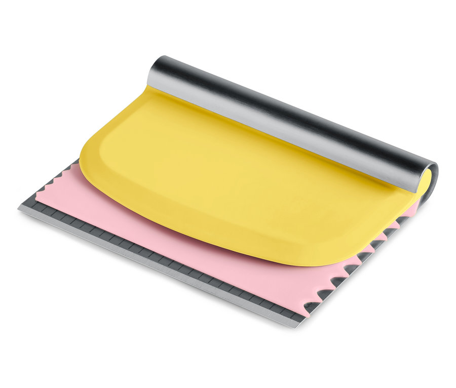 Żółta szpatułka do ciasta z różową, ząbkowaną krawędzią i srebrnym uchwytem.