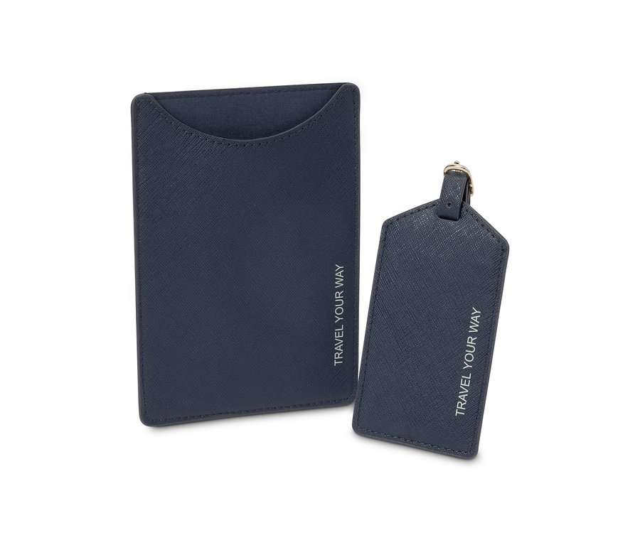 Niebieska okładka na paszport i przywieszka do bagażu z napisem TRAVEL YOUR WAY.