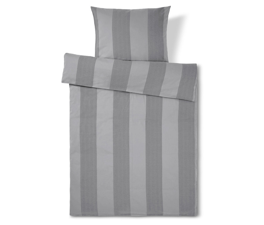 Pościel w paski w kolorze szarym z poduszką na górze.
