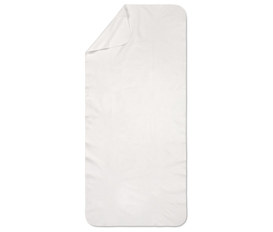 Biały, podłużny ręcznik leży na płaskiej powierzchni.