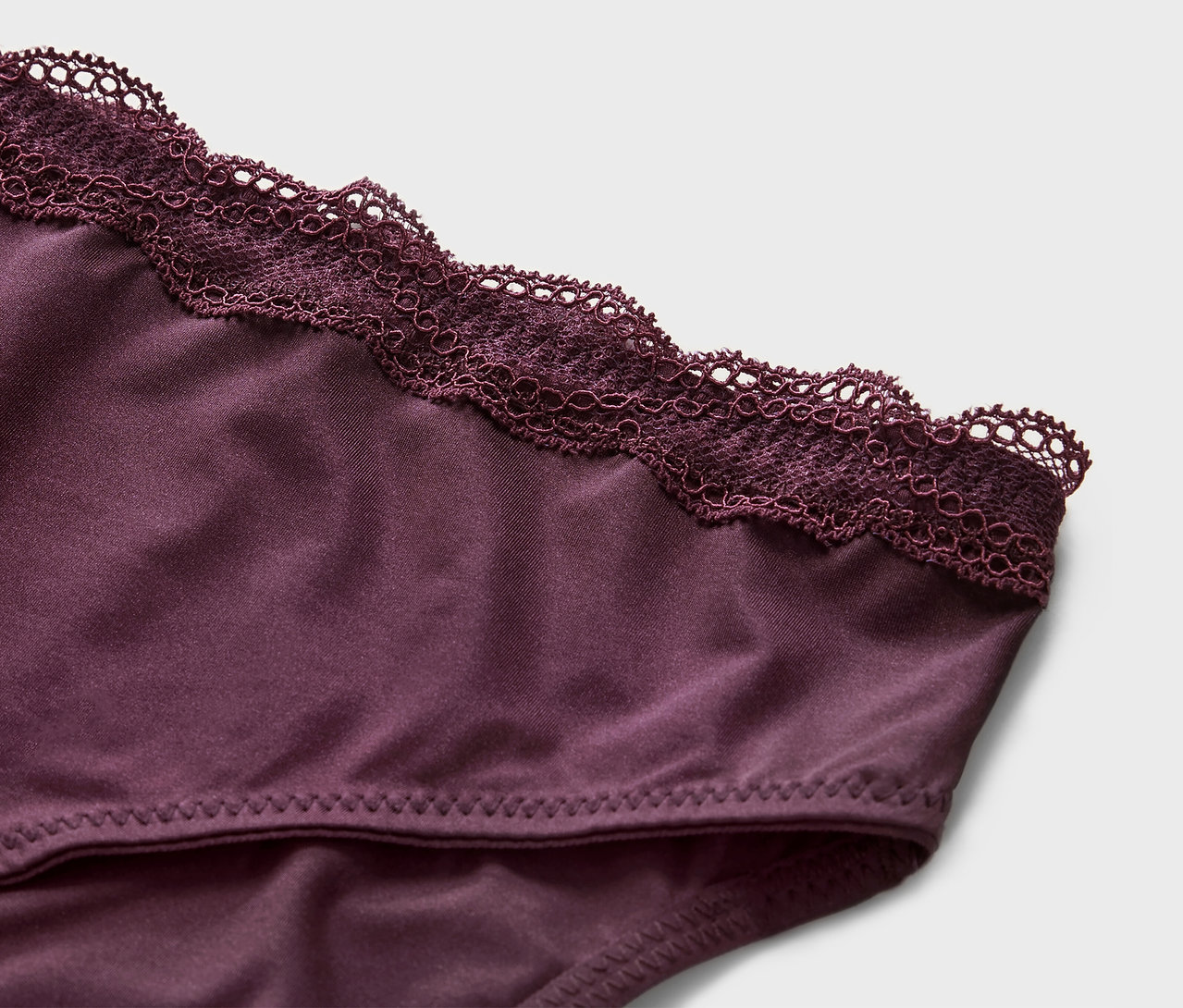 Zbliżenie fioletowych figi, 5 par z koronką.