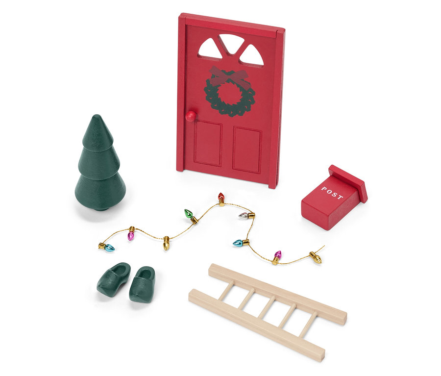 Czerwone drzwi z wieńcem, zielone drzewo, czerwona skrzynka pocztowa, lampki i drabina na białym tle.