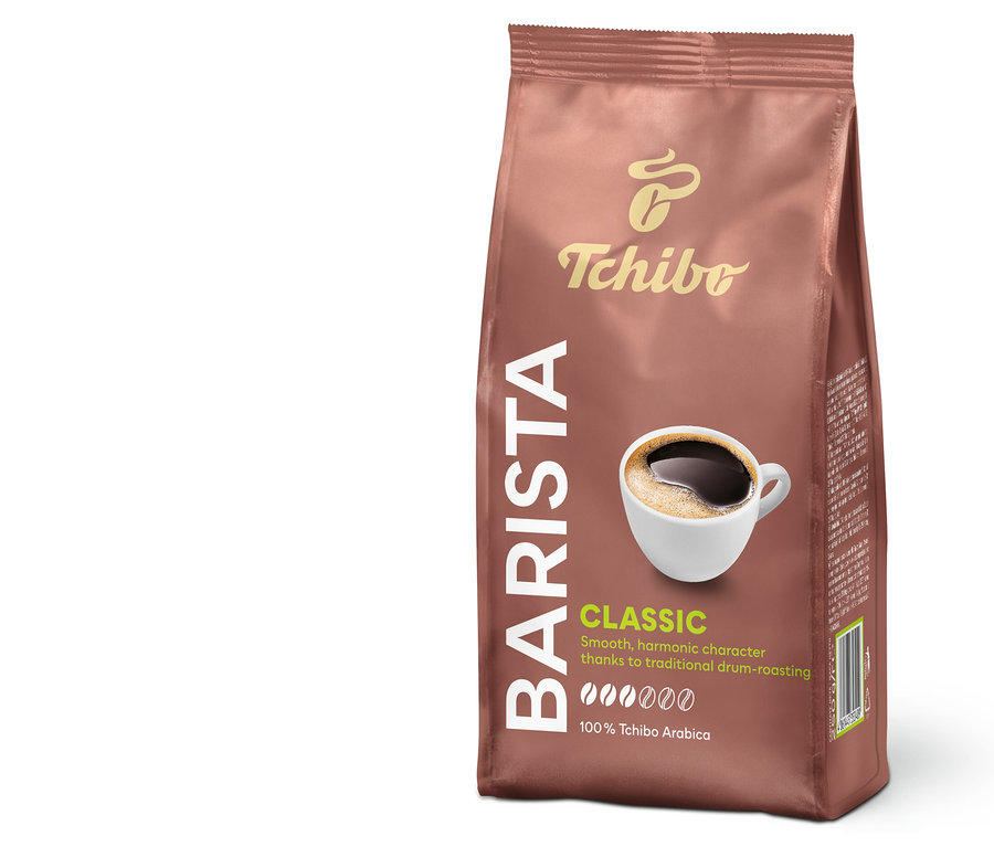 Opakowanie kawy mielonej Barista Classic marki Tchibo z filiżanką kawy.