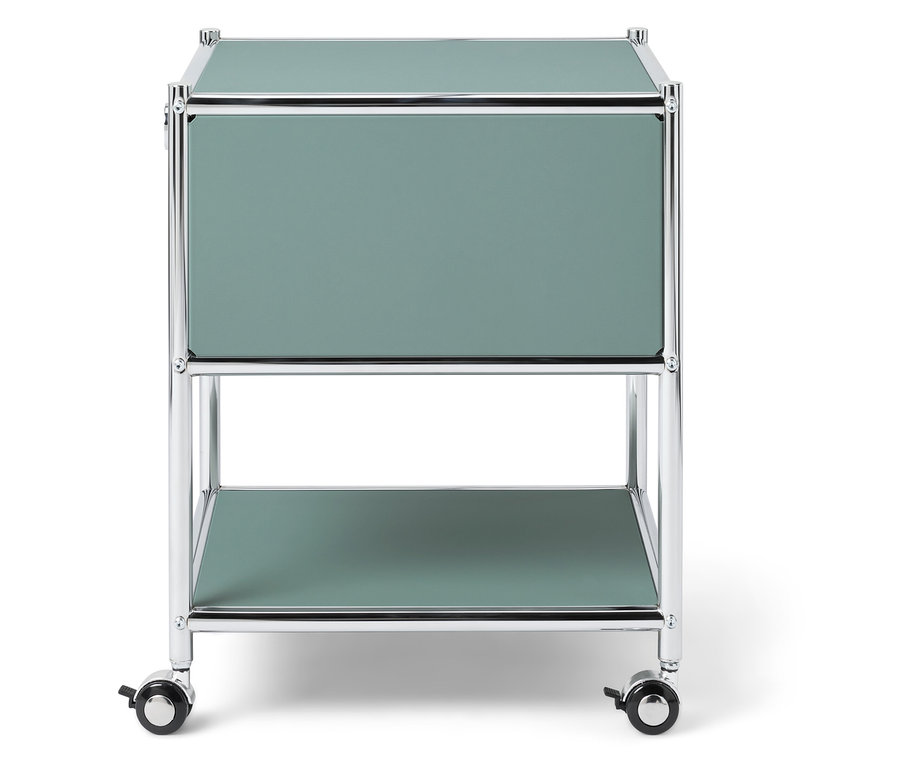 Dwupoziomowy wózek na kółkach z chromowaną ramą i zielonymi szufladami.