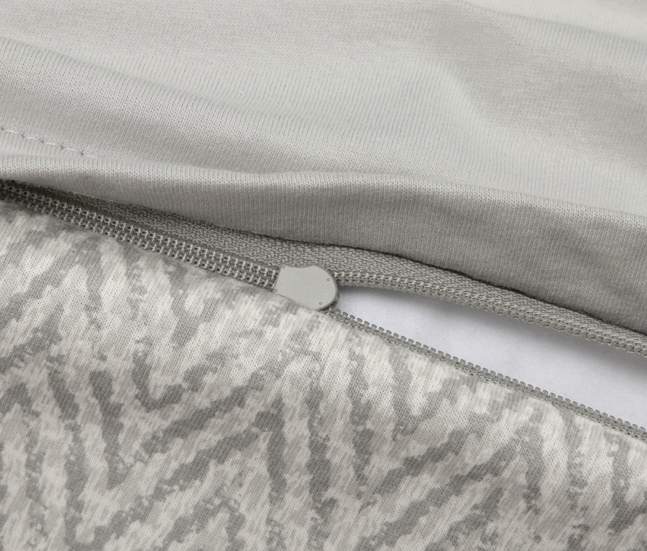 Zbliżenie na pościel z zimowego dżerseju w standardowym rozmiarze, zapinaną na zamek błyskawiczny.