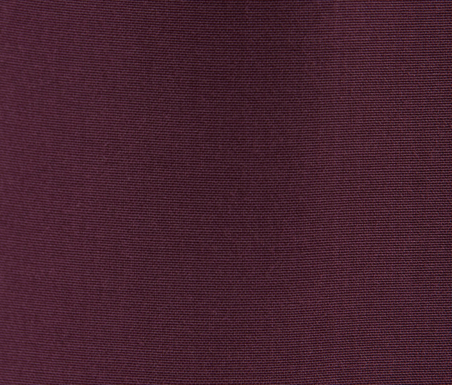 Zbliżenie na teksturę materiału w kolorze ciemnofioletowym.