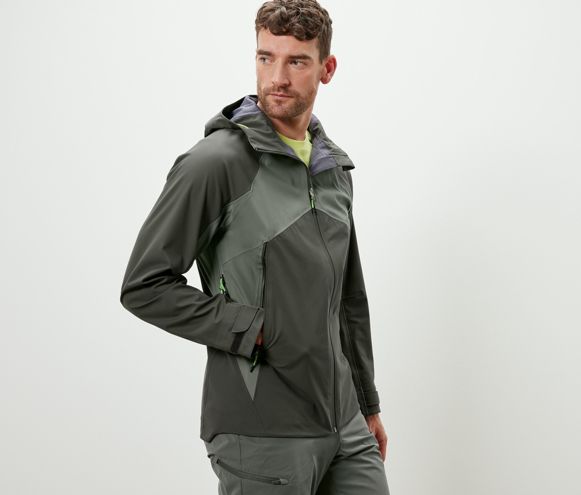 Mężczyzna ma na sobie kurtkę outdoorową 3-warstwową.