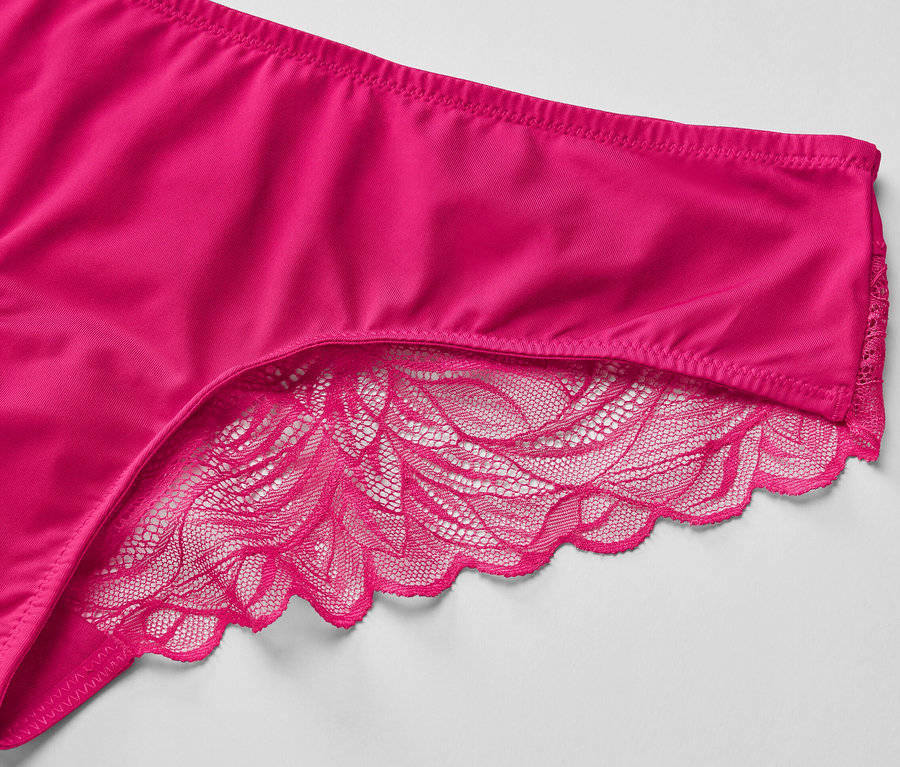 Zbliżenie na fuksjowe figi brazylijskie z koronkowymi detalami.