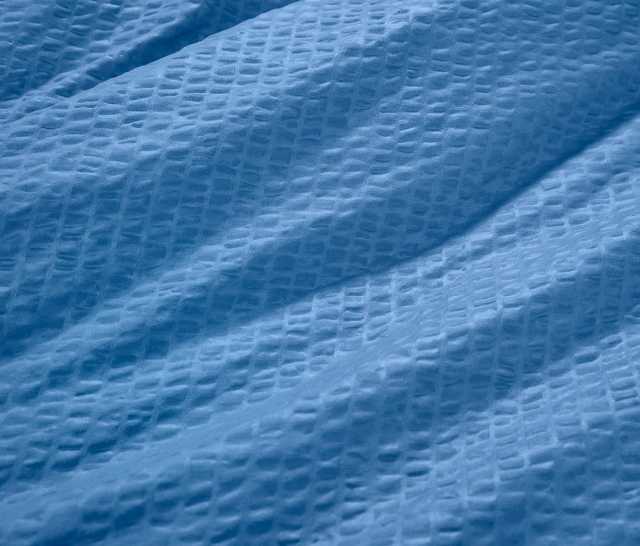 Zbliżenie na niebieską pościel z kory.