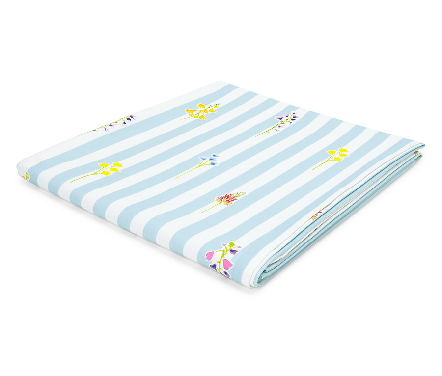 Złożony materiał w jasnoniebieskie i białe paski z kwiatowym wzorem.