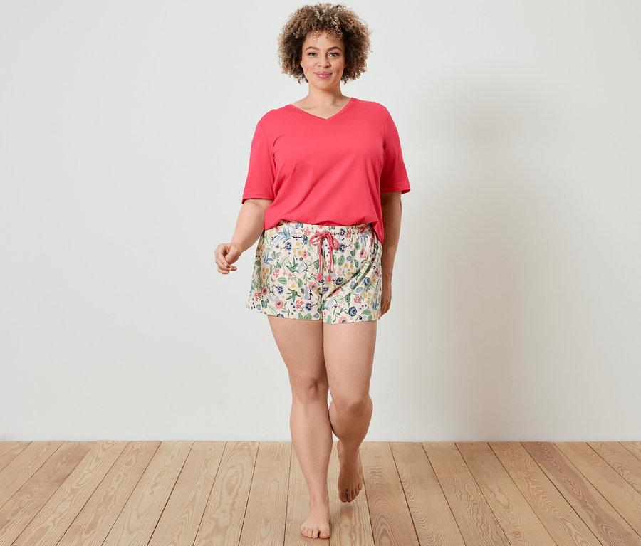 Kobieta idzie, ubrana w piżamę.