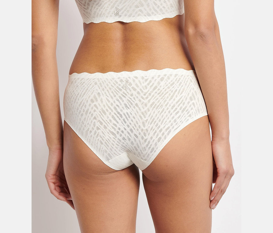 Widok z tyłu na kobietę w figach typu hipster sloggi ZERO Feel Bliss, silk white i biustonoszu.