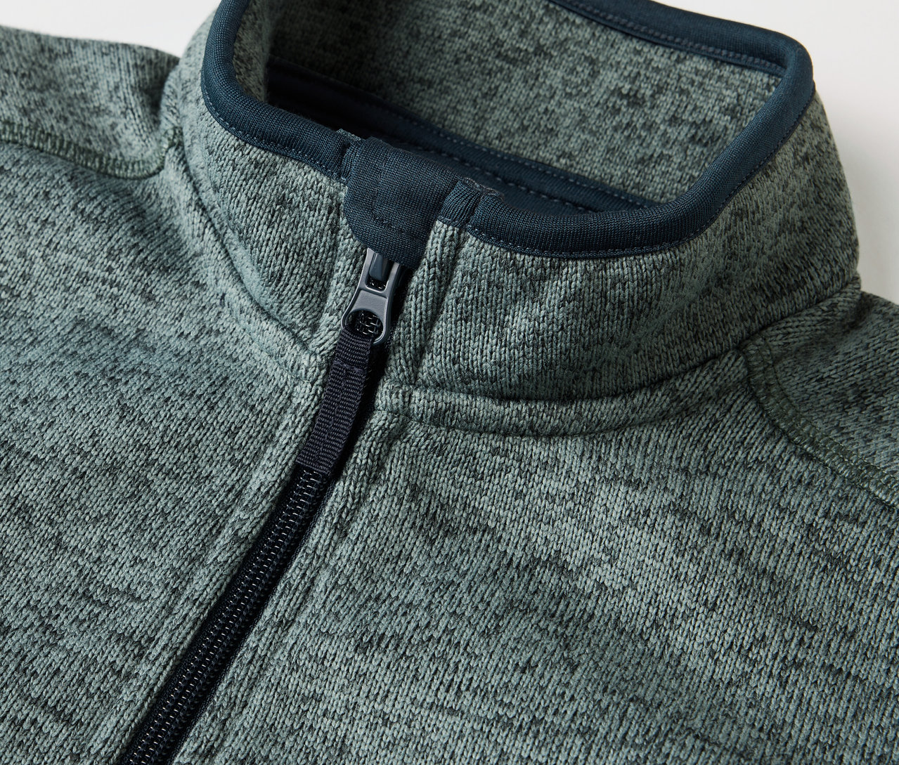 Zbliżenie na kurtkę hybrydową z dzianiny polarowej dla dzieci, zapinaną na zamek błyskawiczny.