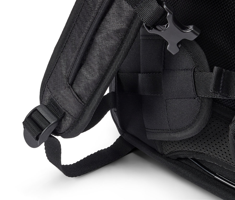 Szczegółowe ujęcie szelek i bocznego paska czarnego plecaka.