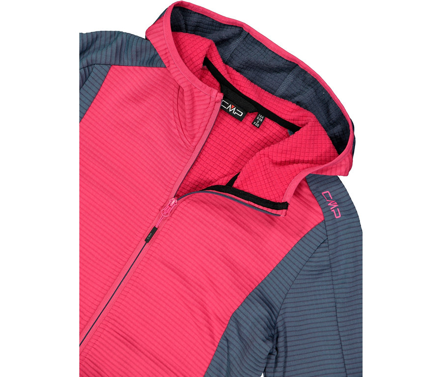 Zbliżenie na różową bluzę polarową CMP z kapturem i niebiesko-szarymi rękawami.