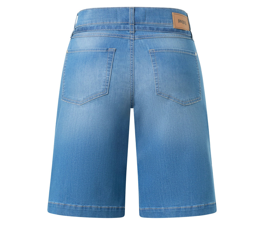 Widok z tyłu jasnoniebieskich dżinsowych szortów typu culottes z dwiema tylnymi kieszeniami i brązową etykietą na pasie.