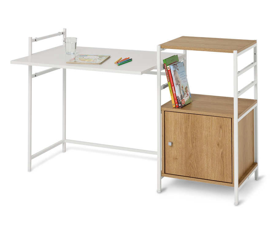 Białe biurko z regałem, na którym stoi szklanka wody, kolorowanka i kredki.