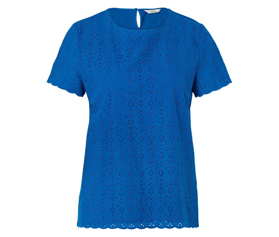 Niebieska ażurowa bluzka z krótkim rękawem.